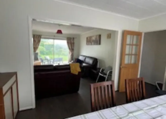 Wardown Place - Spacious 3 Bed House Available For Short Term Or Long Term Rental