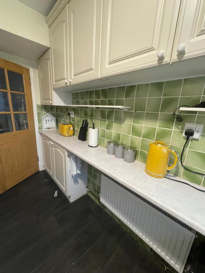 Holiday home Wardown Place - Spacious 3 Bed House Available For Short Term Or Long Term