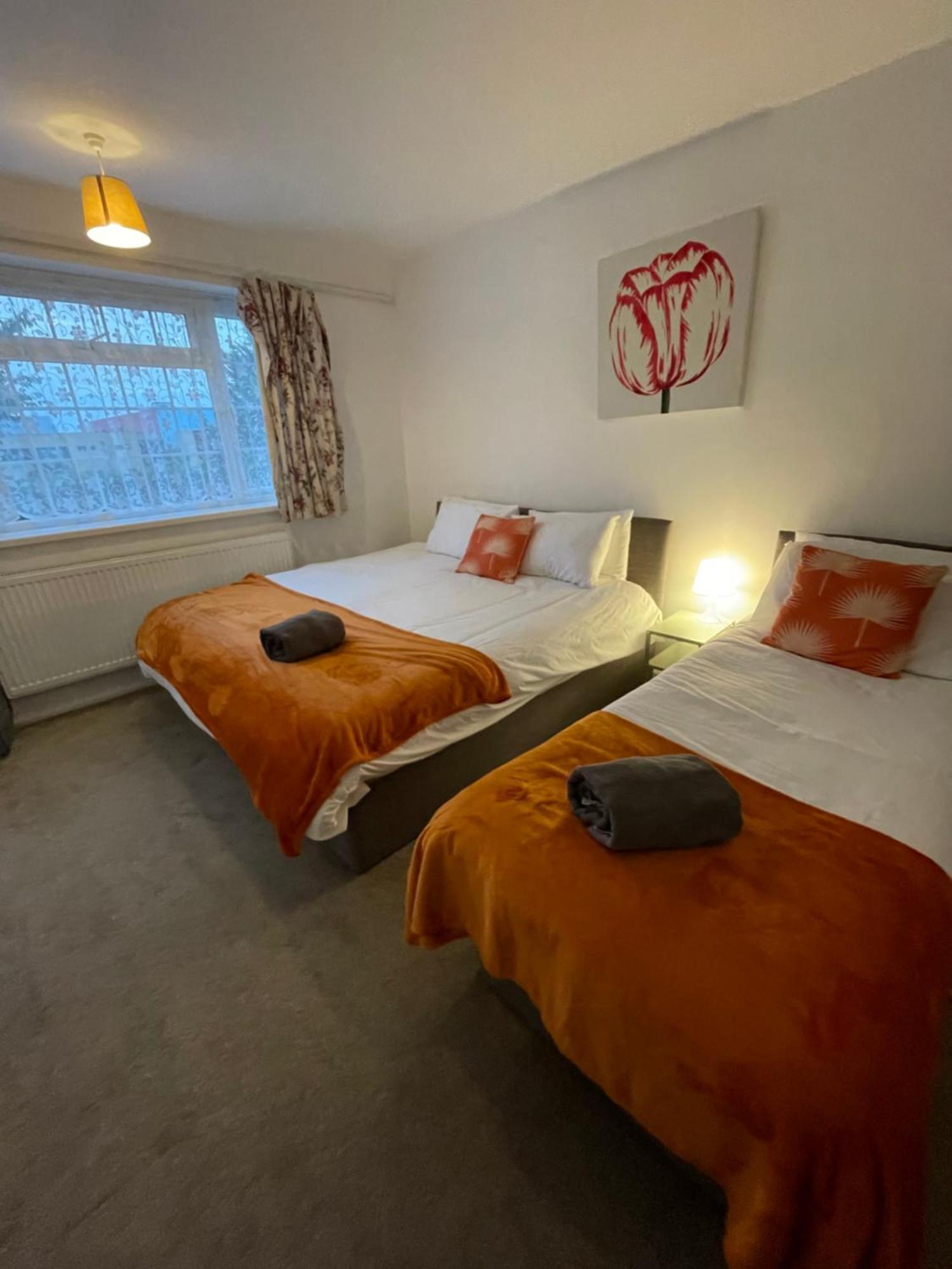 Wardown Place - Spacious 3 Bed House Available For Short Term Or Long Term Luton (Bedfordshire)