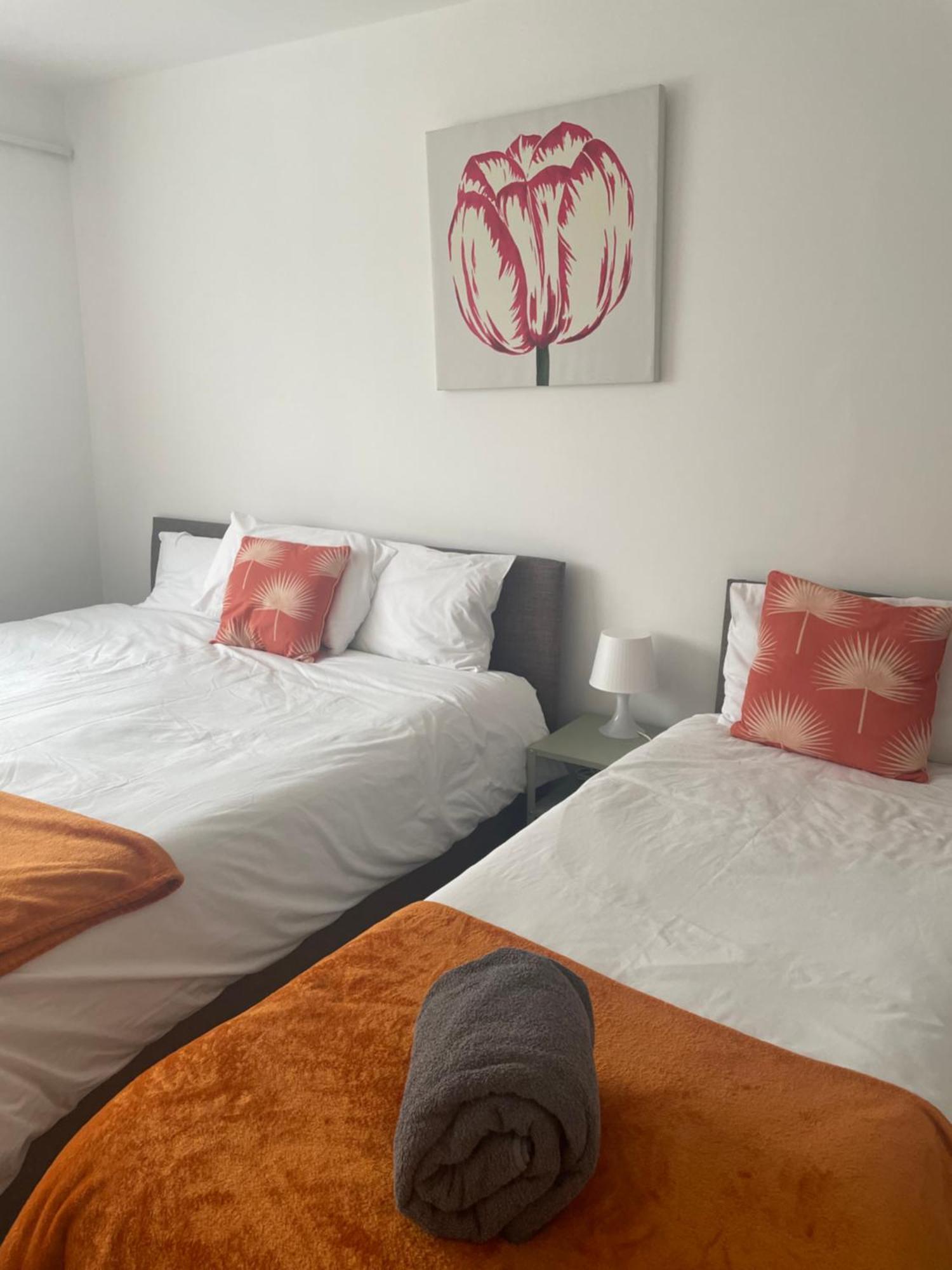 Wardown Place - Spacious 3 Bed House Available For Short Term Or Long Term * Luton (Bedfordshire)