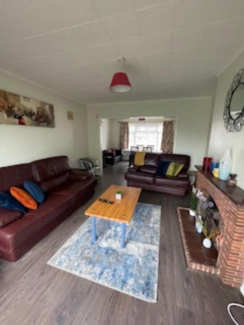 Wardown Place - Spacious 3 Bed House Available For Short Term Or Long Term Holiday home